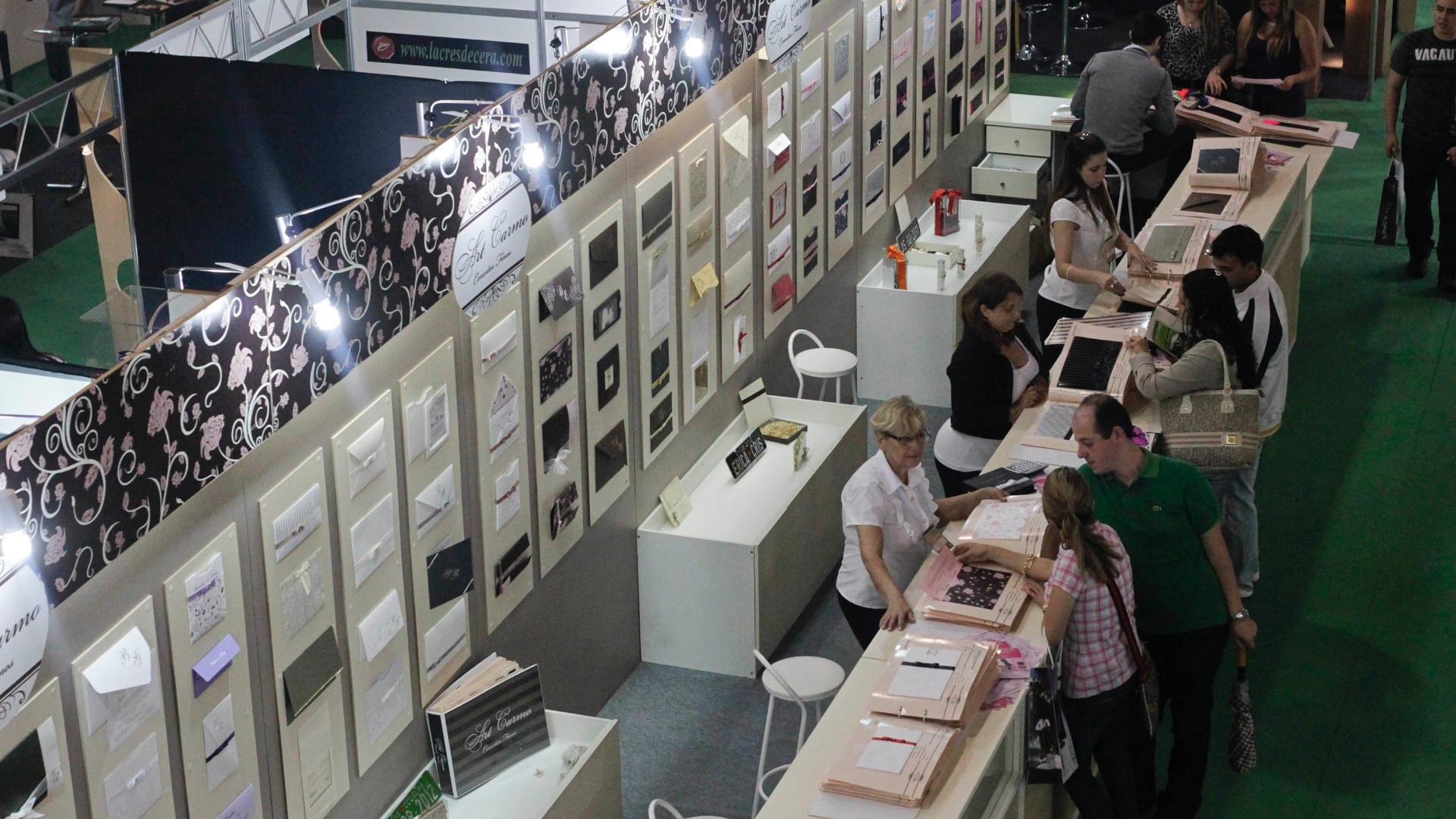 Começou a última edição paulistana de 2012 da feira Expo Noivas & Festas, realizada no Pavilhão Amarelo do Expo Center Norte. A feira é uma ótima oportunidade para casais que procuram preços mais em conta e desejam negociar diretamente com os fornecedores. Por lá, também é possível acompanhar as novidades do setor matrimonial (11/10/2012) - Fernando Donasci/UOL