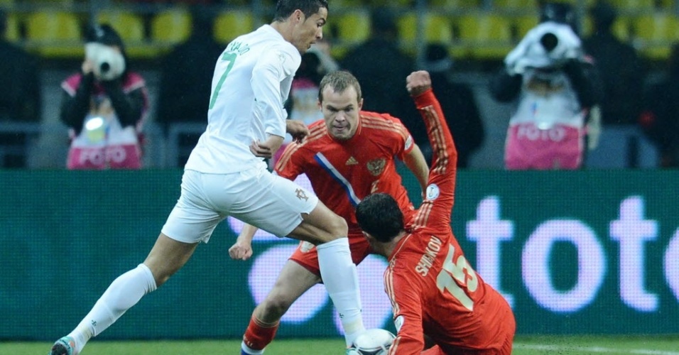 Cristiano Ronaldo divide com dois jogadores russos durante jogo em Moscou