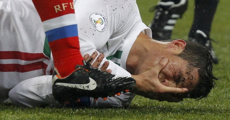 Cristiano Ronaldo no chão durante jogo contra a Rússia 