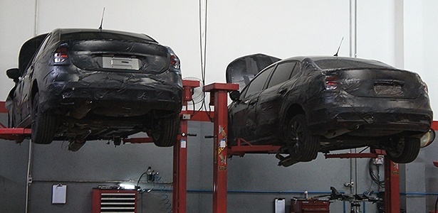Duas unidades do Citroën C4 L são fotografadas, ainda sob disfarce, numa oficina em Americana (SP) - Vagner Salustiano/UOL