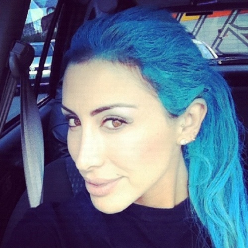 Ex-Panicat Jaque Khury mostra novo visual, com cabelos pintados de azul, em foto no Instagram (12/10/12)