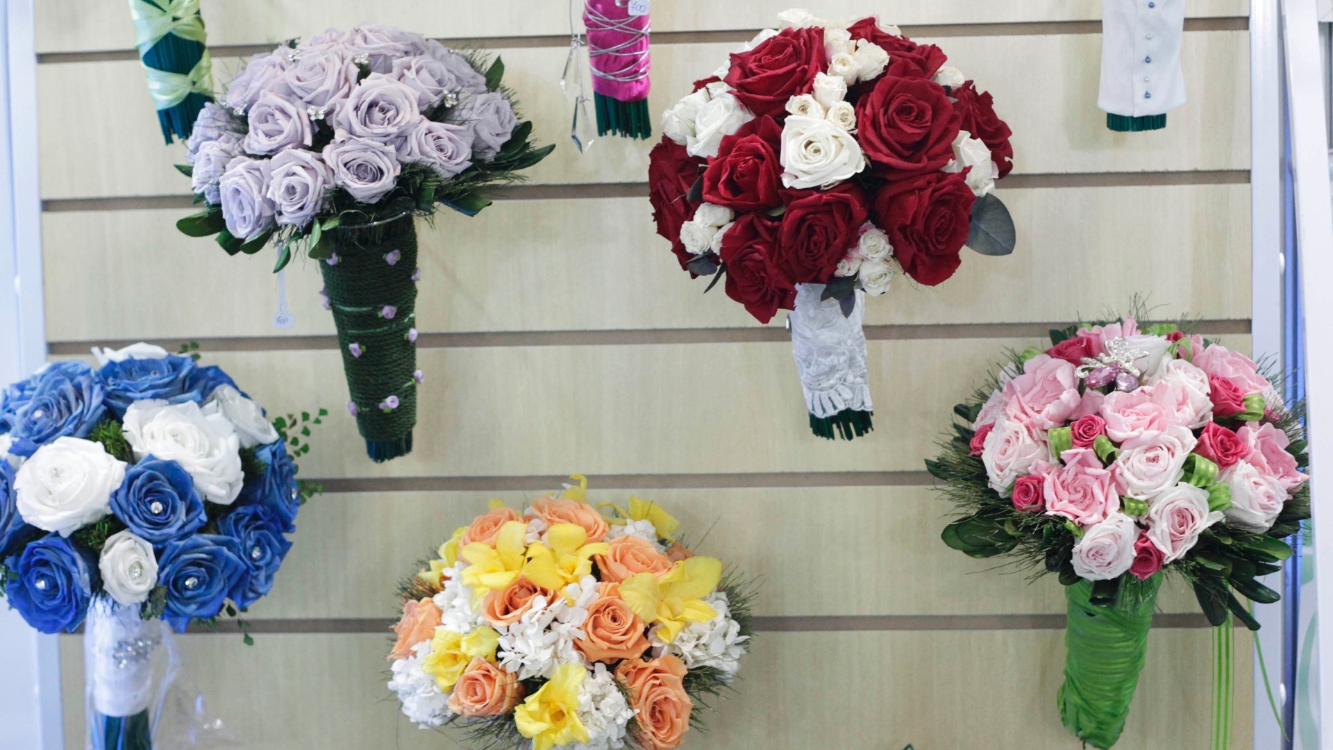 Flores desidratadas e preservadas da Magali Flores (www.magaliflores.com.br). O buquê de flores preservadas tem aspecto natural, dura até 15 anos e custa cerca de R$ 750. Já o buquê de flor desidratada e emoldurada no quadro custa a partir de R$ 600 e tem a durabilidade de cerca de dez anos. Preço pesquisado em outubro de 2012 na feira Expo Noivas & Festas (SP) e sujeito a alterações (11/10/2012) - Fernando Donasci/UOL