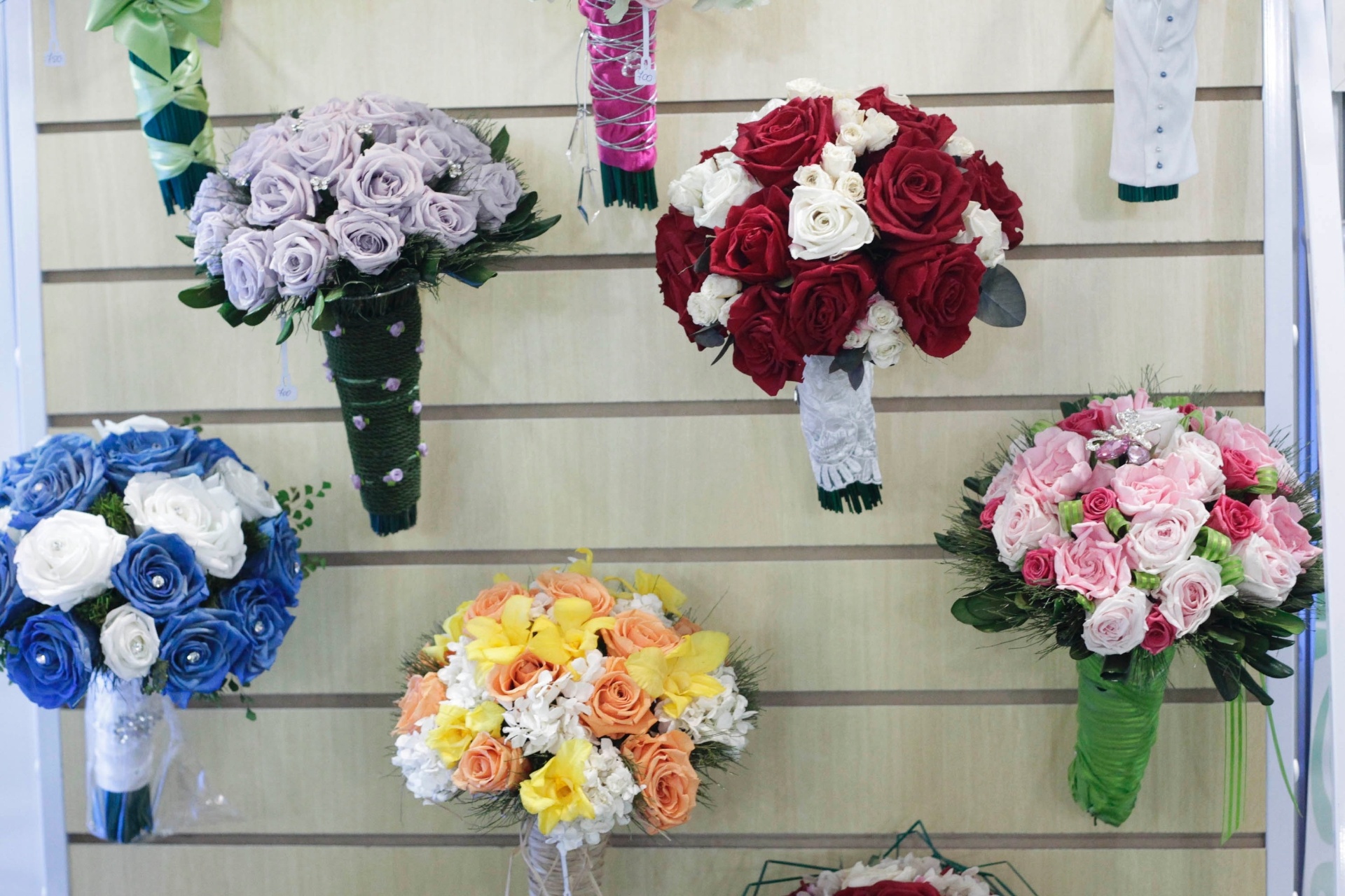 Flores desidratadas e preservadas da Magali Flores (www.magaliflores.com.br). O buquê de flores preservadas tem aspecto natural, dura até 15 anos e custa cerca de R$ 750. Já o buquê de flor desidratada e emoldurada no quadro custa a partir de R$ 600 e tem a durabilidade de cerca de dez anos. Preço pesquisado em outubro de 2012 na feira Expo Noivas & Festas (SP) e sujeito a alterações (11/10/2012) - Fernando Donasci/UOL