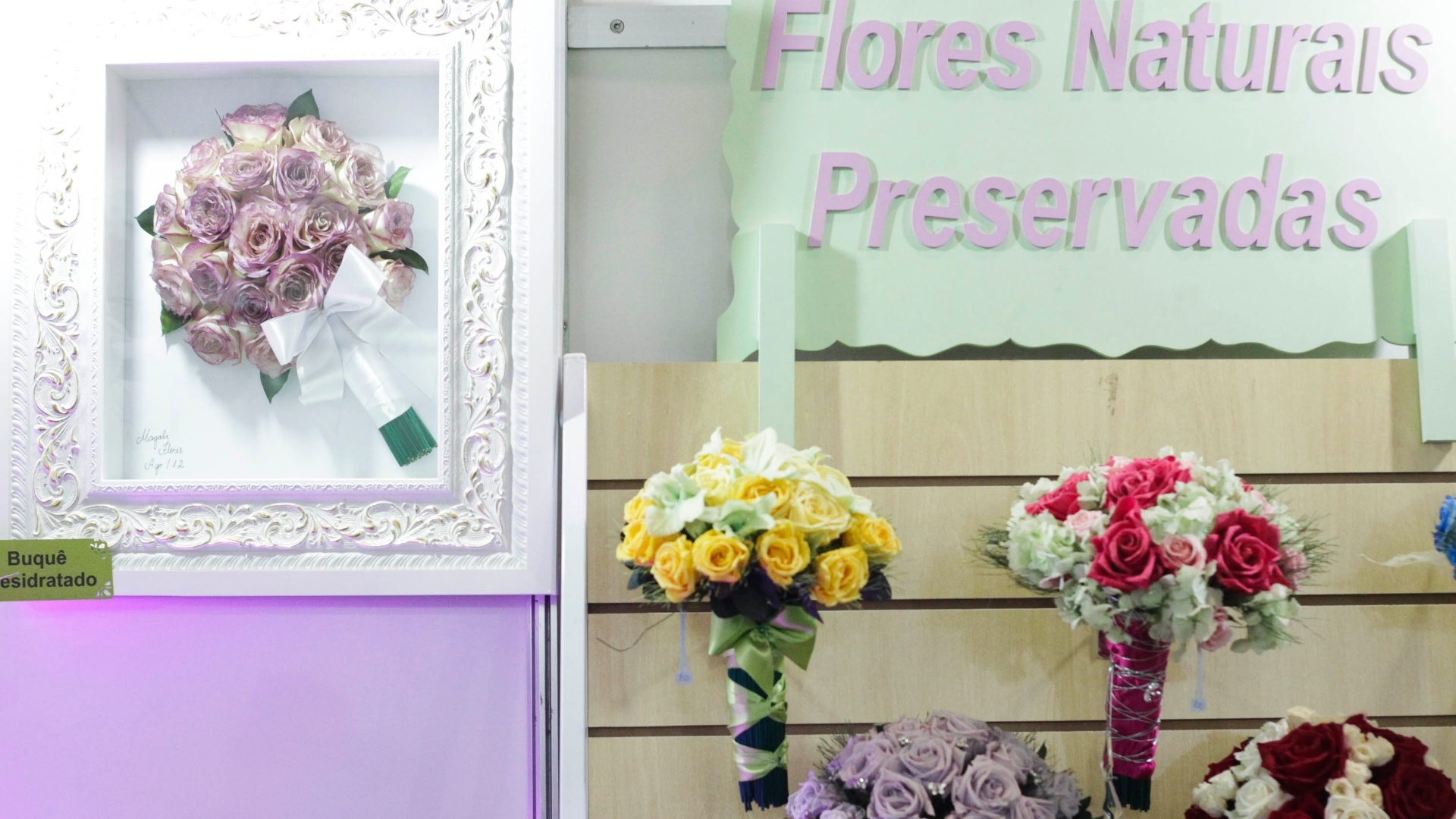 Flores desidratadas e preservadas da Magali Flores (www.magaliflores.com.br). O buquê de flores preservadas tem aspecto natural, dura até 15 anos e custa cerca de R$ 750. Já o buquê de flor desidratada e emoldurada no quadro custa a partir de R$ 600 e tem a durabilidade de cerca de dez anos. Preço pesquisado em outubro de 2012 na feira Expo Noivas & Festas (SP) e sujeito a alterações (11/10/2012) - Fernando Donasci/UOL