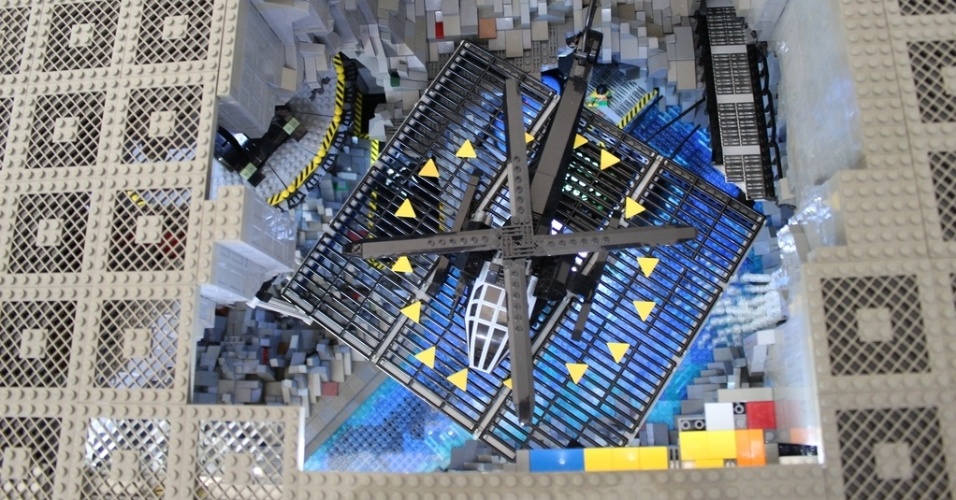 Helicóptero dentro da Batcaverna, montada com 20 mil peças de Lego - Co2pix/Flickr