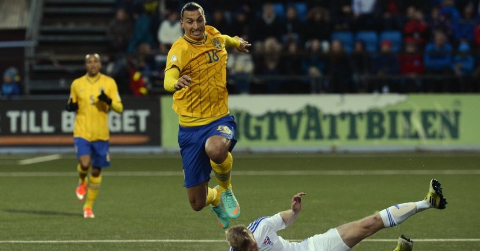 Ibrahimovic marcou o segundo gol da vitória sueca - de virada - contra as Ilhas Faroe