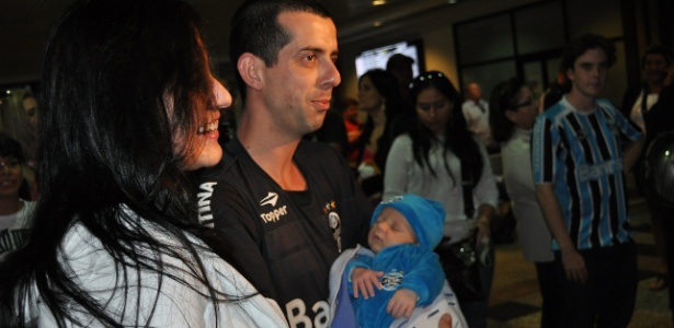No colo do pai, Matheus Henrique, de um mês, recepciona jogadores do Grêmio - Marinho Saldanha/UOL Esporte