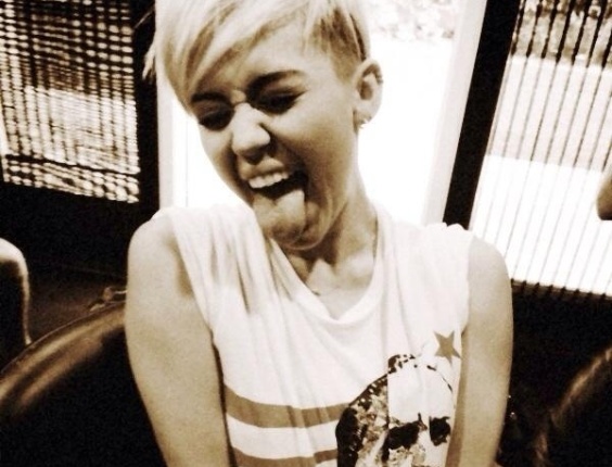 Miley Cyrus tuitou nesta sexta (12) a imagem dela com uma camisa estampada com o rosto de Barack Obama e a legenda "Rock The Vote"