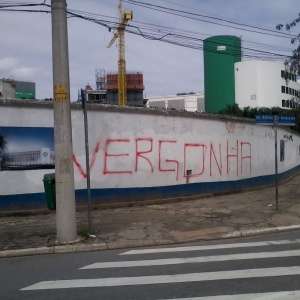 Muro do Palestra pichado com a palavra "vergonha" após derrota do Palmeiras para o Coritiba por 1 a 0 - Gustavo Franceschini/UOL