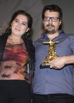 O diretor Kleber Mendonça Filho (dir). ao receber o prêmio de melhor longa-metragem de ficção por "O Som ao Redor", no Festival do Rio 2012 - André Muzell e Roberto Filho/AgNews
