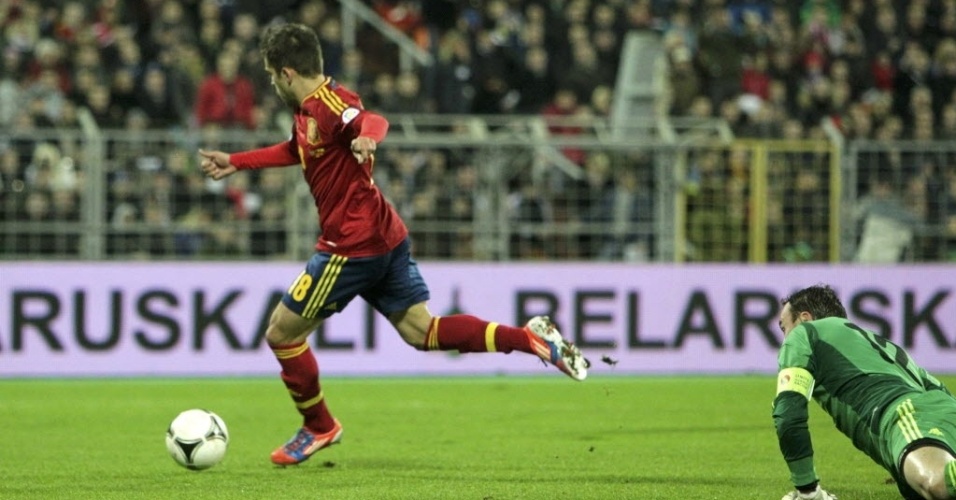 O lateral Jordi Alba passa pelo goleiro bielorusso para marcar na goleada espanhola