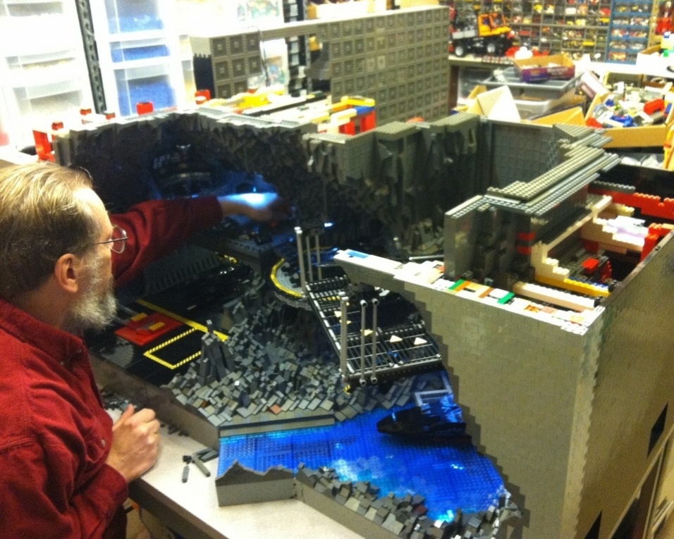 O trabalho para remontar a Batcaverna com Lego demorou cerca de 400 horas para ficar pronta e pesa cerca de 45 kilos - Co2pix/Flickr