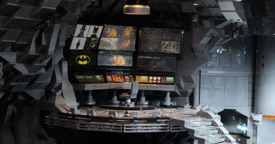 Painel de controle do Batman em maquete de Lego da Batcaverna com 20 mil peças - Co2pix/Flickr