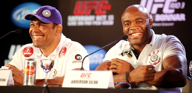 Rodrigo Minotauro e Anderson Silva sorriem durante evento pré-UFC Rio 3 - UFC/Divulgação/Inovafoto