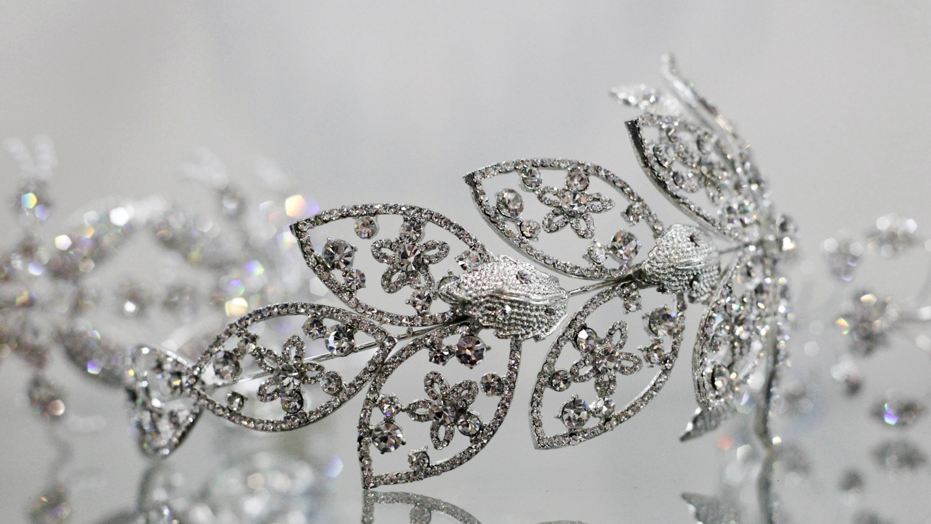 Tiaras e acessórios da Edelwis - Arranjos para Noivas (www.edelweis.com.br). A loja trabalha com aluguel (a partir de R$ 150) e venda (a partir de R$ 200). Preço pesquisado em outubro de 2012 na feira Expo Noivas & Festas (SP) e sujeito a alterações (11/10/2012) - Fernando Donasci/UOL