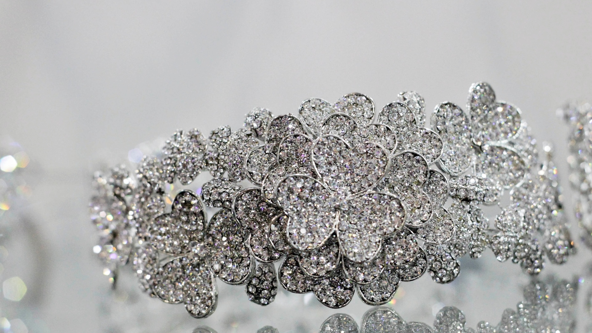 Tiaras e acessórios da Edelwis - Arranjos para Noivas (www.edelweis.com.br). A loja trabalha com aluguel (a partir de R$ 150) e venda (a partir de R$ 200). Preço pesquisado em outubro de 2012 na feira Expo Noivas & Festas (SP) e sujeito a alterações (11/10/2012) - Fernando Donasci/UOL