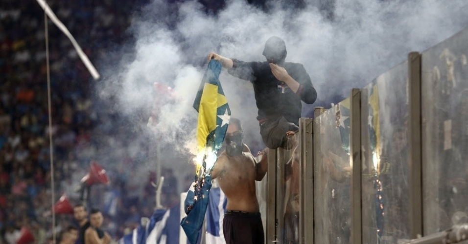Torcedores gregos queimam bandeira da Bósnia durante partida em Atenas