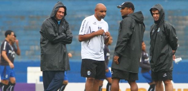 Trio de auxiliares dá suporte para o trabalho Luxemburgo em treinos do Grêmio  - Lucas Uebel/Preview.com