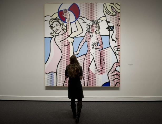 Visitantes observam a obra "Nus com Bola de Praia", de Roy Lichtenstein, na Galeria Nacional de Arte de Washington, que promove uma retrospectiva do trabalho do artista (9/10/12) - Saul Loeb/AFP Photo