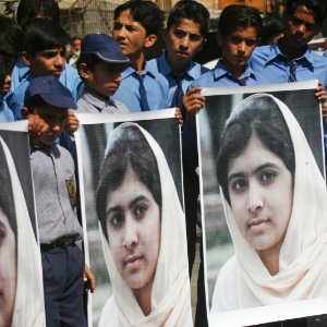 Estudantes exibem foto de Malala Yousafzai, durante manifestação em Karachi, no Paquistão - Ahmed Naseer/Reuters