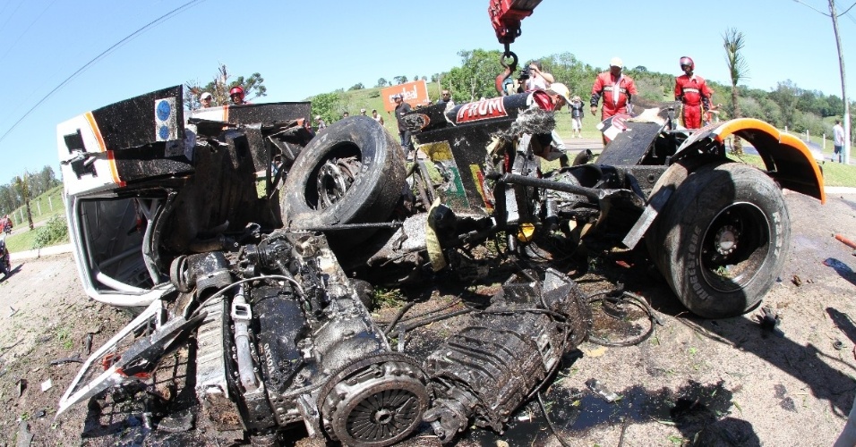 13.out.2012 - Caminhão de Diumar Bueno ficou destruído após acidente que mandou o piloto para o hospital