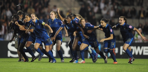 Jogadoras da França correm para comemorar a vitória sobre a Coreia do Norte na final - Getty Images