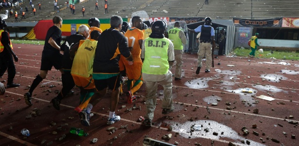 Jogadores da Costa do Marfim correm para o vestiário após revolta no Senegal - AP