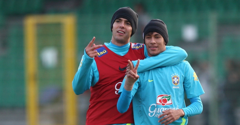 Kaká e Neymar durante treino da seleção brasileira na Polônia