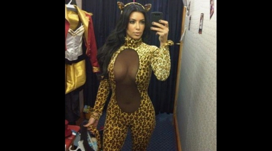 Kim Kardashian divulgou uma imagem onde aparece vestindo uma fantasia de onça com decote transparente (13/10/12). A socialite e empresária namora o cantor Kanye West