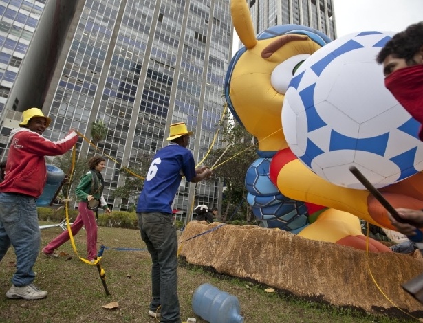 Manifestantes perfuraram o mascote da Copa do Mundo durante protesto no Vale do Anhangabaú