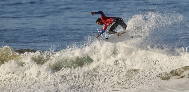 Mineirinho em ação em Portugal; surfista tenta reaver troféu que venceu na África do Sul - Jose Sena Goulao/EFE