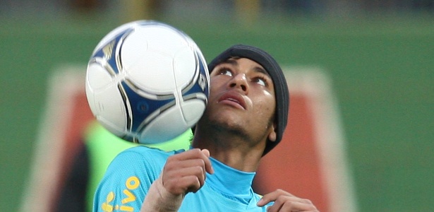 Neymar brinca com a bola durante treino da seleção brasileira na Polônia