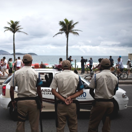 Guardas municipais fazem policiamento na praia de Ipanema, na zona sul do Rio - Guilhermo  Giansanti/UOL - 14.out.2012