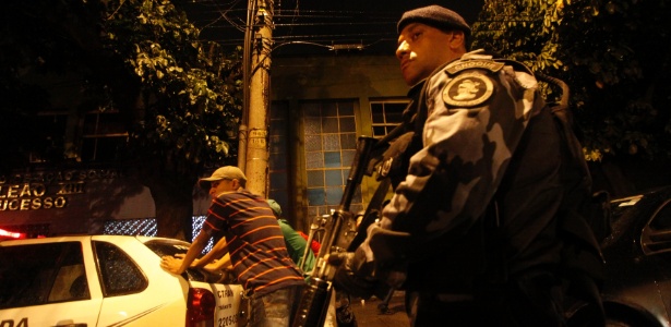 Policiais do Batalhão de Choque abordam motociclistas e motoristas de carros e caminhões na entrada<br>das favelas de Manguinhos, no Rio de Janeiro (RJ) - Guto Maia /Frame/Folhapress