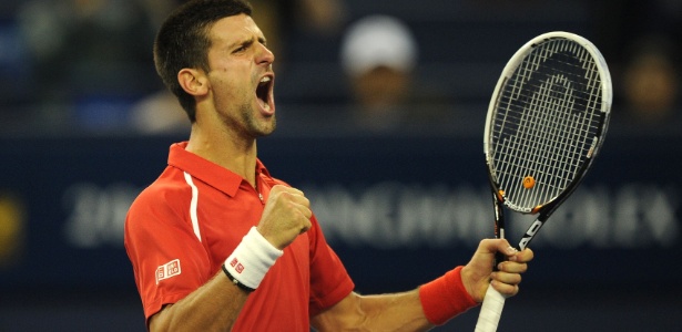 Djokovic comemora ao fechar o segundo set após salvar cinco match points - AFP PHOTO / Peter PARKS