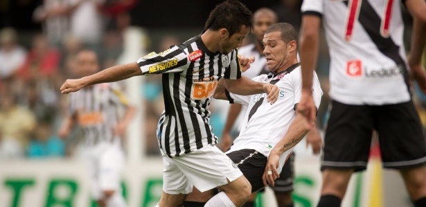 Felipe Anderson, do Santos, e Nilton, do Vasco, disputam a bola na Vila Belmiro - Ricardo Nogueira/Folhapress