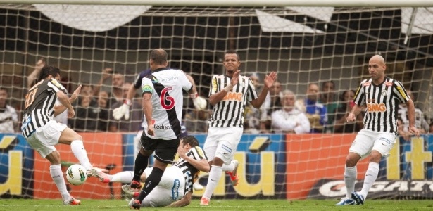 Felipe (6) tenta o arremate durante a derrota do Vasco para o Santos na Vila Belmiro - Ricardo Nogueira/Folhapress
