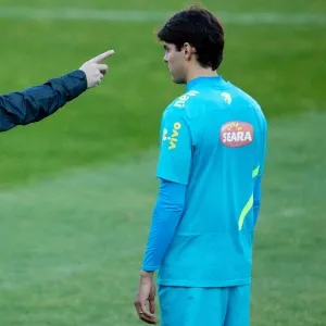 Mano Menezes orienta Kaká em treinamento da seleção brasileira - Rafael Ribeiro/CBF