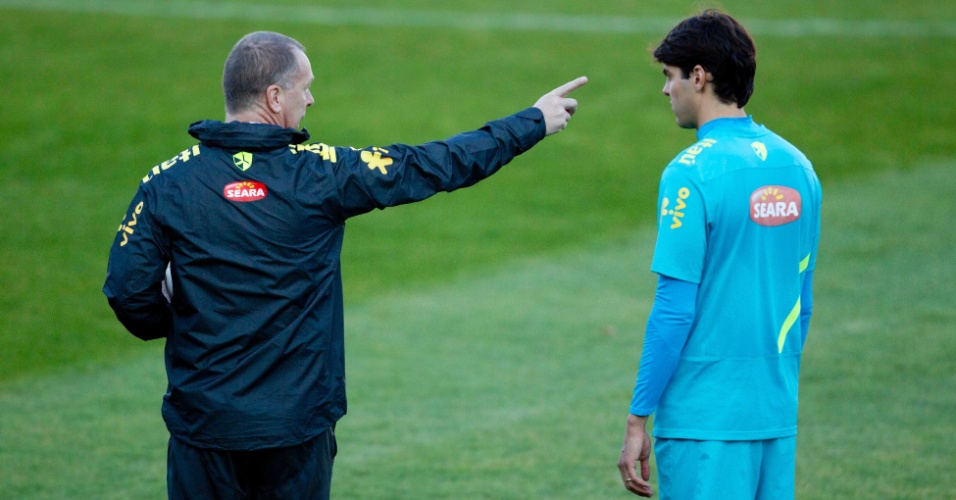 Mano Menezes orienta Kaká em treinamento da seleção brasileira