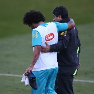 Marcelo deixa o campo mancando durante treinamento da seleção  - Mowa Press
