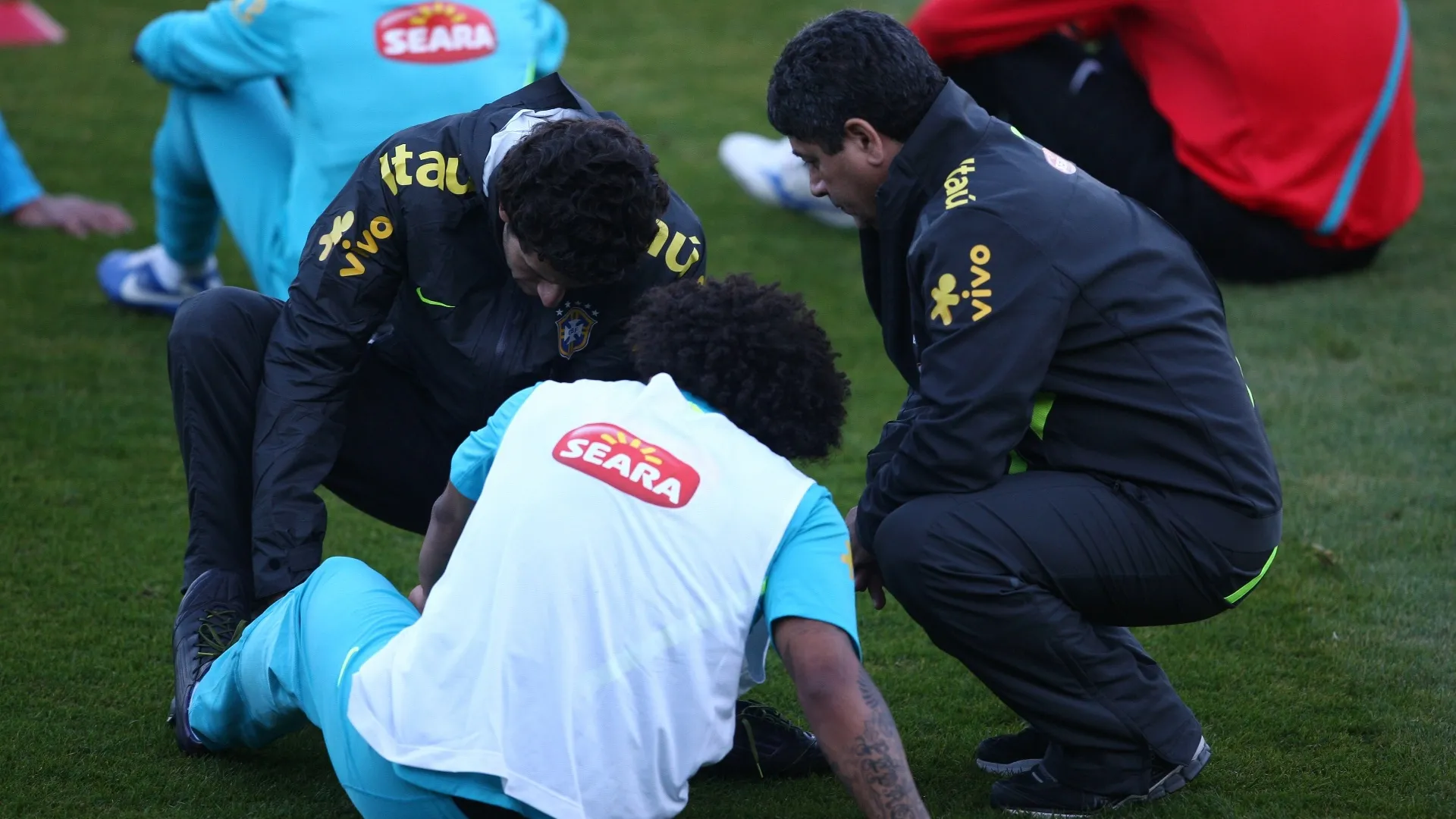 Marcelo é atendido pelo médico da CBF após torcer pé em treino da seleção (14/10/2012) - Mowa Press