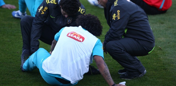 Marcelo é atendido pelo médico da CBF após torcer tornozelo em treino da seleção 