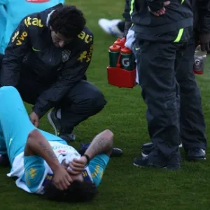 Marcelo torceu o pé direito durante o treinamento da seleção brasileira (14/10/2012) - Mowa Press