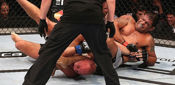 Minotauro finaliza Dave Herman no UFC Rio 3, com uma chave de braço - DIvulgação/UFC