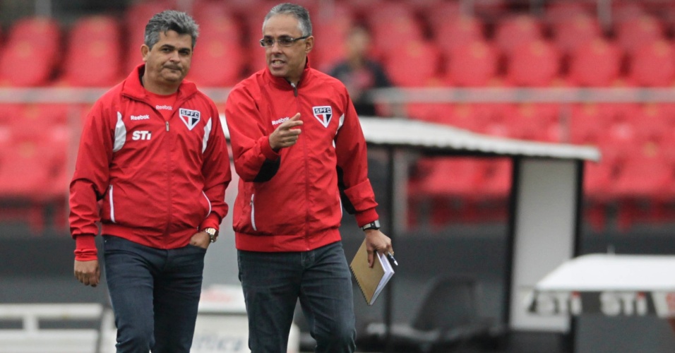 Ney Franco conversa com Eder Bastos, seu auxiliar-técnico, momentos antes do início do segundo tempo da partida entre São Paulo e Figueirense