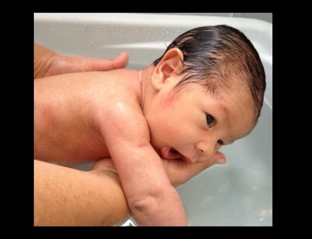 O jogador Dentinho divulgou uma imagem do filho, Bruno Lucas, tomando banho (14/10/12). Bruno nasceu no dia 19 de setembro e é fruto da união do jogador com Dani Souza