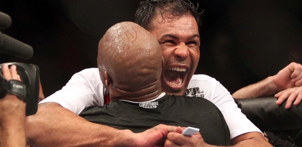  Minotauro e Anderson Silva se abraçam ao comemorar dobradinha no UFC Rio 3 - Gaspar Nobrega/Inovafoto/Divulgação