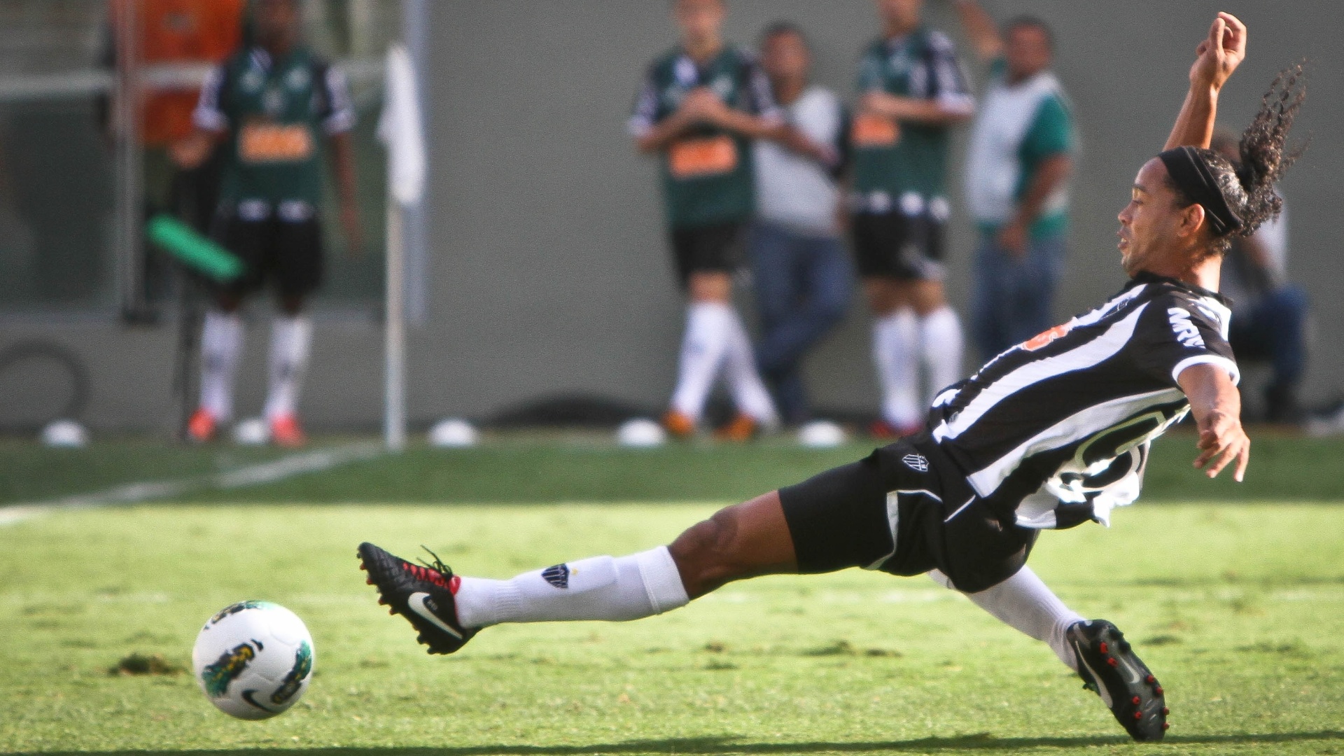 Ronaldinho Gaúcho se estica para alcançar a bola na partida do Atlético-MG contra o Sport, em Belo Horizonte