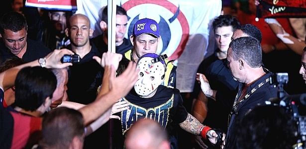 Rony Jason veste sua máscara e recebe o carinho do público no UFC Rio 3 - UFC/Divulgação