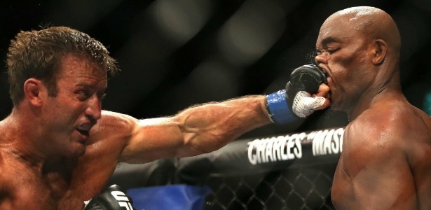 Stephan Bonnar aplica soco de esquerda no rosto de Anderson Silva, no  UFC Rio 3 - EFE/Marcelo Sayão